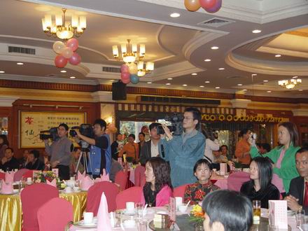 在2004年新赛季新闻颁布会电视台进行了报路